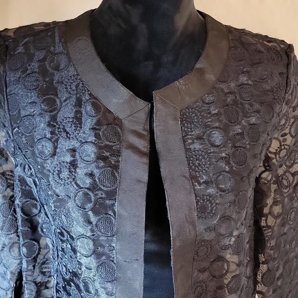 𝅺tahari Arthur S Levine polyester mesh open black blazer with circle design